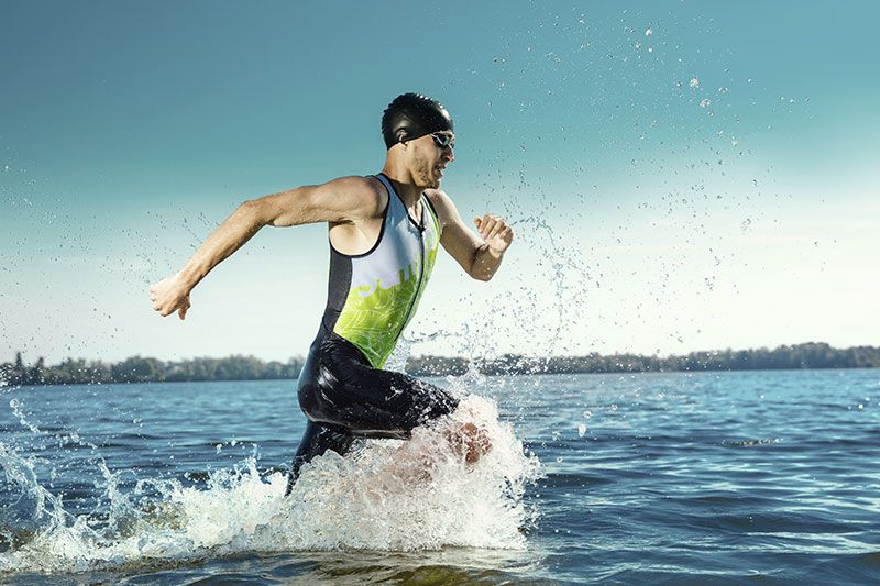 Ein Sportler des Triathlon Stralsund startet mit einem Lauf ins Wasser und symbolisiert damit den Anmeldestart für das Jahr 2025.