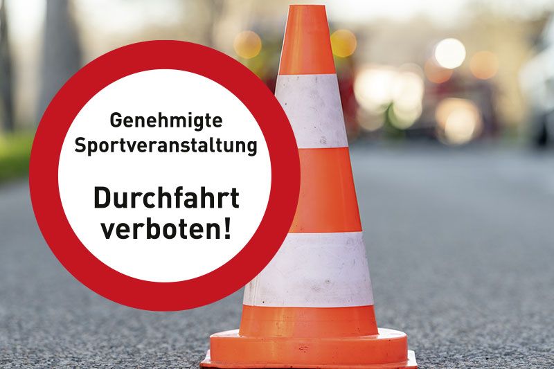 Kegel stehen auf einer Straße und sperren damit während des Triathlon in Stralsund 2025 einen Teil der Straße ab.