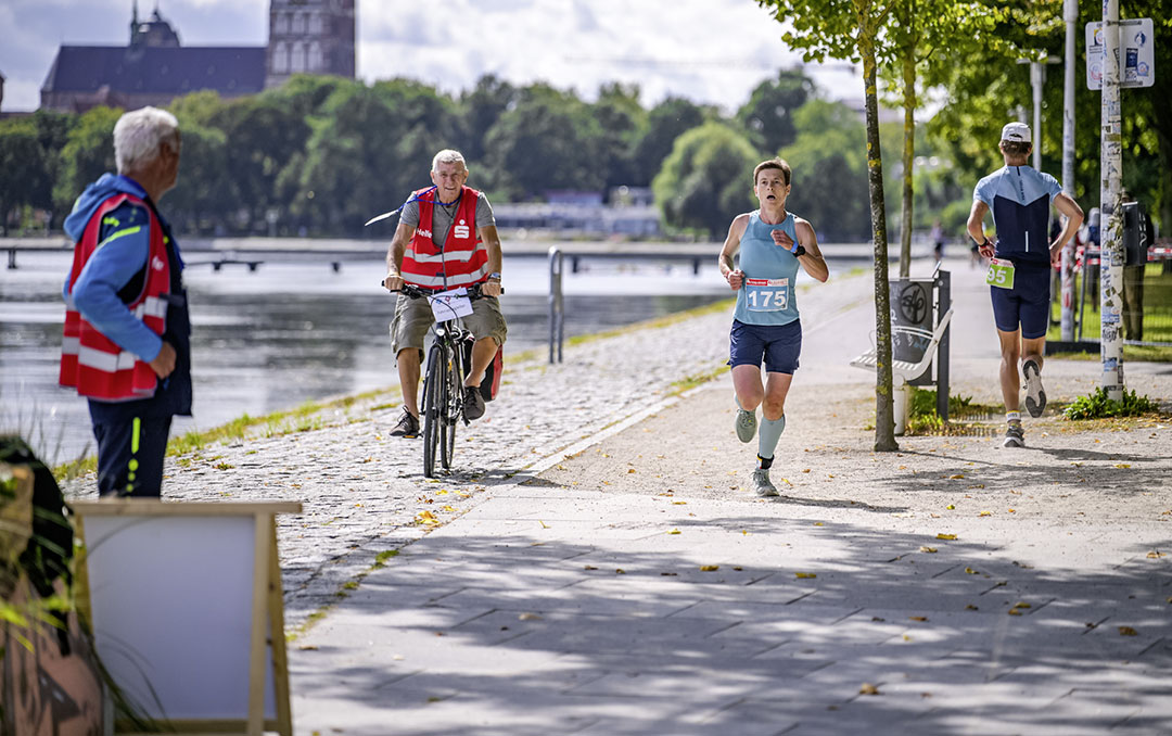 Helfer bereiten Energieriegel und Bananen für die Verpflegungsstationen des Triathlon Stralsund vor.