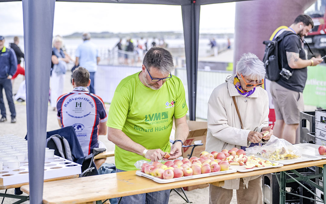 Helfer bereiten Energieriegel und Bananen für die Verpflegungsstationen des Triathlon Stralsund vor.