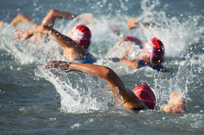 Ein Sportler des Triathlon Stralsund startet mit einem Lauf ins Wasser und symbolisiert damit den Anmeldestart für das Jahr 2025.